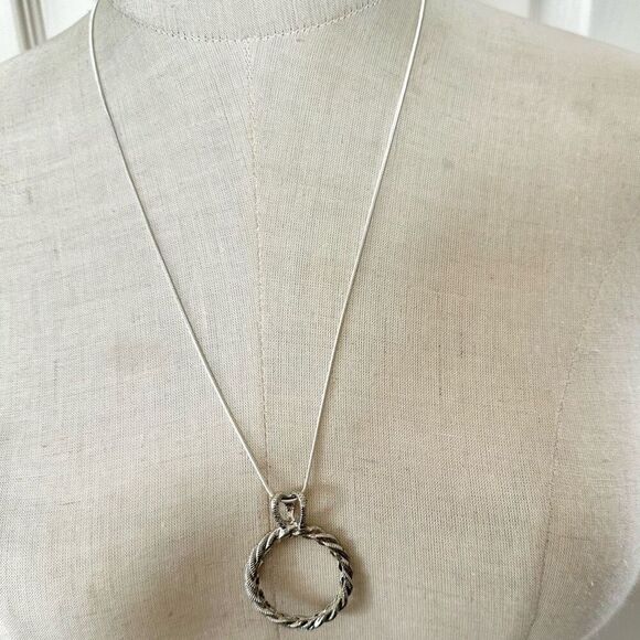 Silver tone open circle vintage pendant necklace - Picture 4 of 8